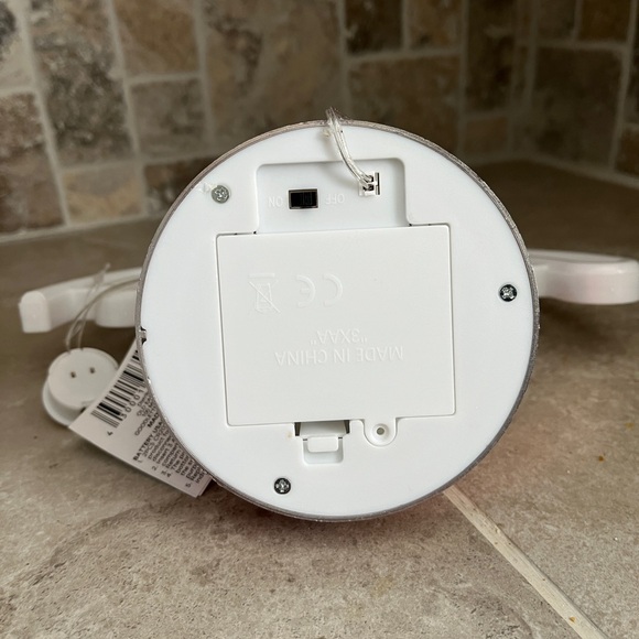 Rainbow Light 9”x7” Use 3 AA batteries. On/Off switch. NWT Plastic,Lite weight - Picture 6 of 6